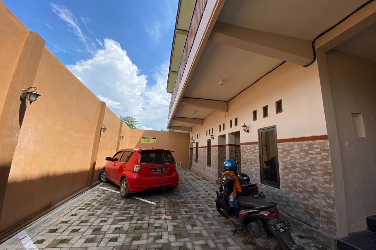 Reddoorz Near Mojokerto Train Station Hotell Exteriör bild